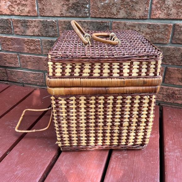 Vintage Large Square Wicker Picnic Basket with Gingham Fabric Lining - Picture 2 of 10